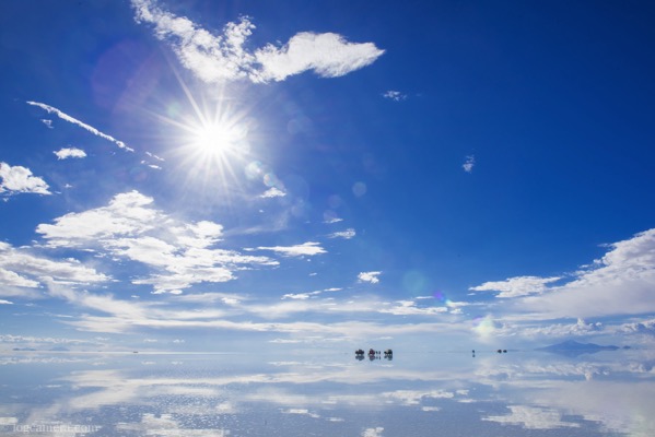 ウユニ塩湖　鏡張り　太陽