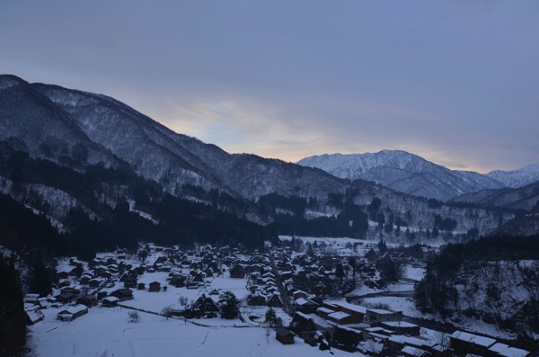 冬の白川郷の夜景はとんでもなく幻想的だった ログカメラ