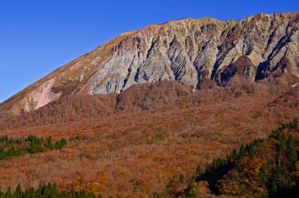 鍵掛峠から見る大山の紅葉