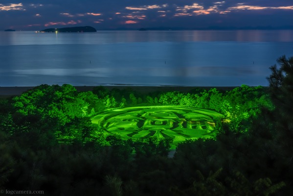 夜に妖しく光る香川の銭形砂絵のライトアップ