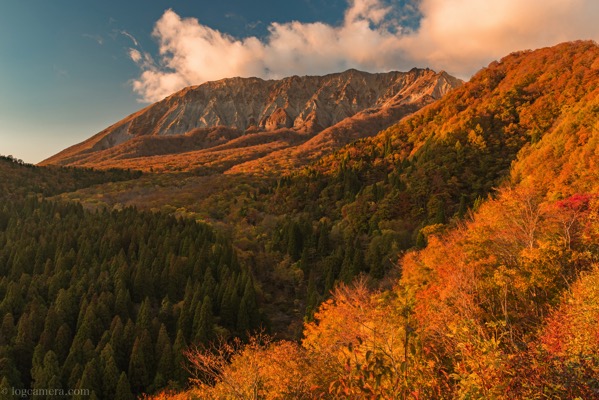 鍵掛峠から見る大山の紅葉の夕景