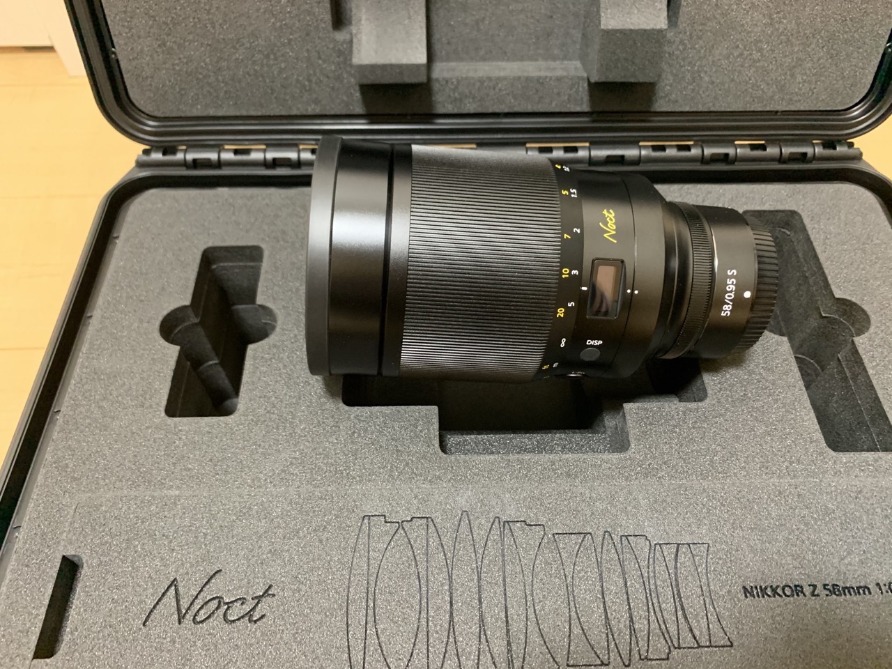 NIKKOR Z 58mm f/0.95 S Noct　レンズフードをつけると収納できない
