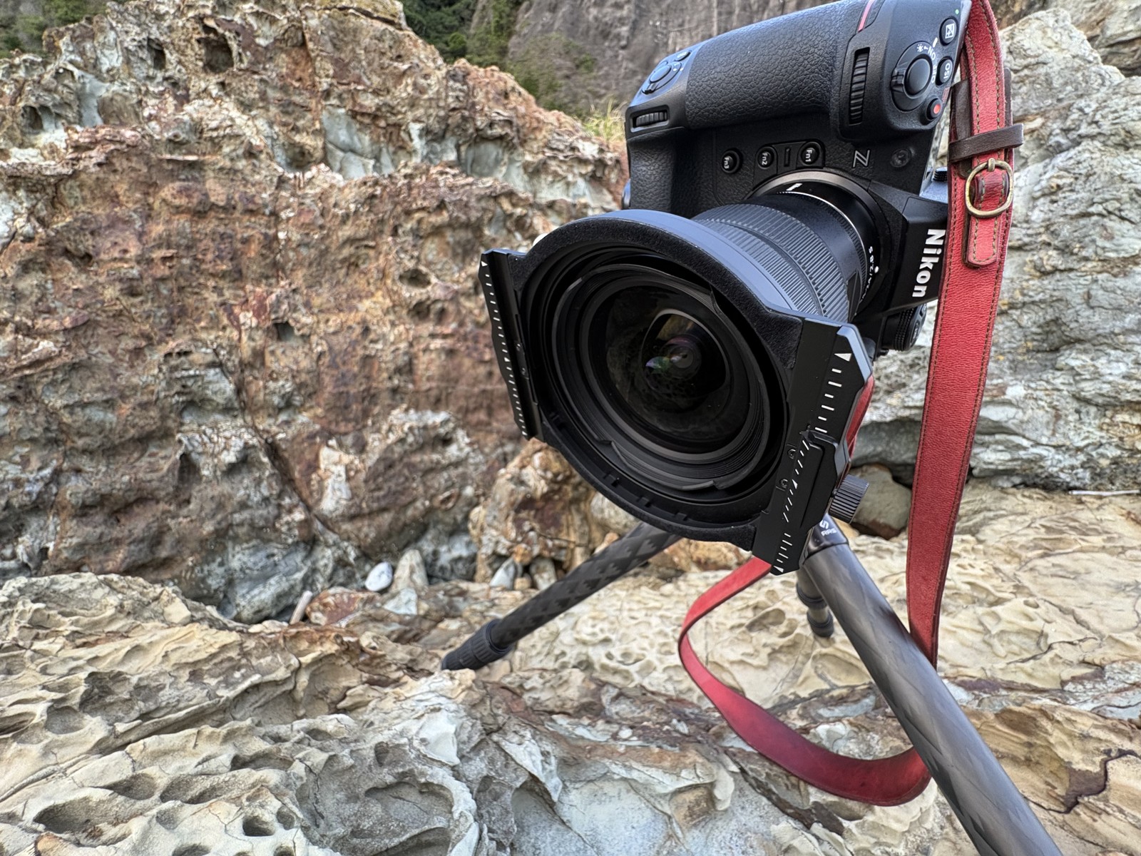 NIKKOR Z 14–24mmにH&Yホルダーを装着した状態